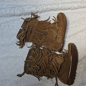 MINNETONKA Fringe Boots